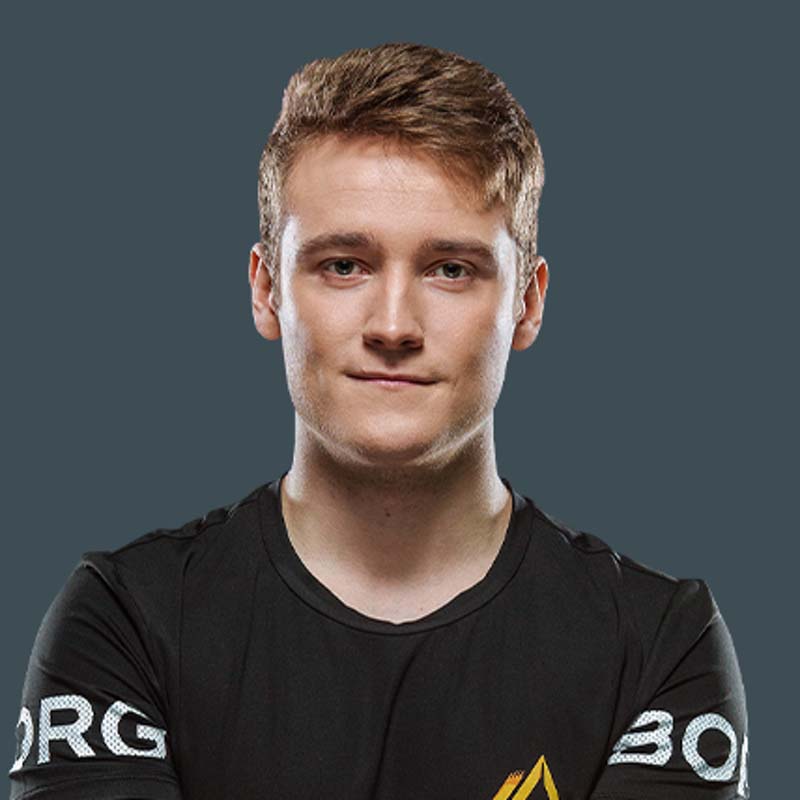 Jesse “zehN” Linjala “luurin” päässä