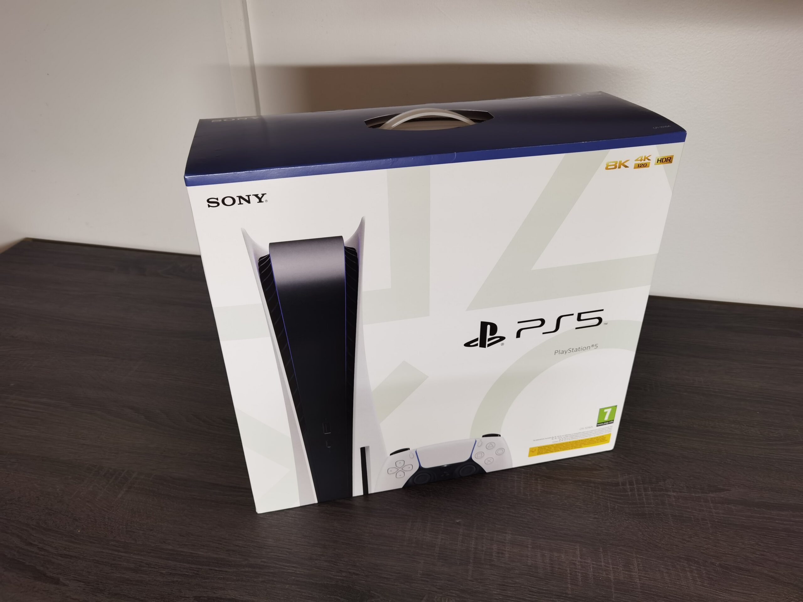 Avataan Uusi PlayStation 5-konsoli paketista.