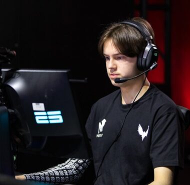 Suomalainen e-urheilija Otso “Sinetic” Himanen ja FaZe Clan